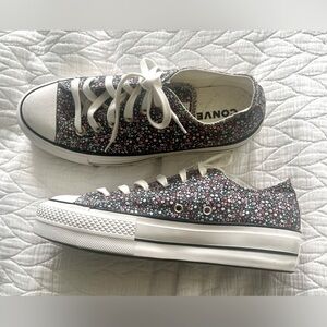Converse Chuck Taylor Lift, Chucks, navy platform ditsy florals, sz 8. Like New